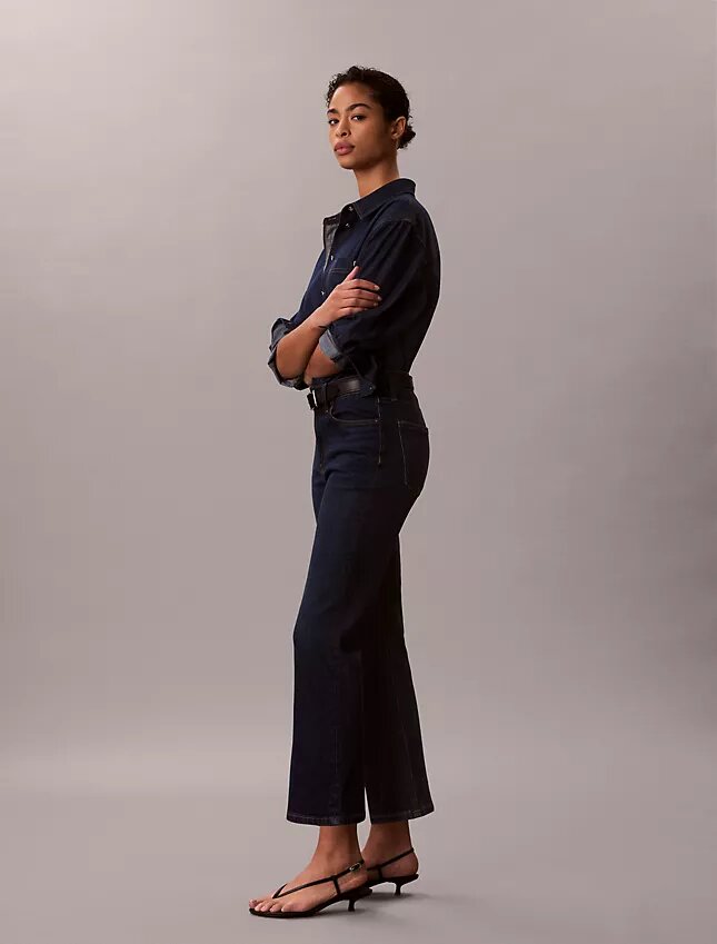 Hoch taillierte, verkürzte Jeans mit ausgestelltem Bein Hoch taillierte, verkürzte Jeans mit ausgestelltem Bein