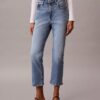 Hoch taillierte, verkürzte Jeans mit ausgestelltem Bein Hoch taillierte, verkürzte Jeans mit ausgestelltem Bein