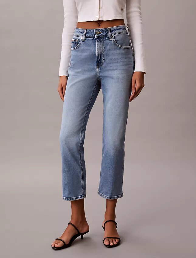 Hoch taillierte, verkürzte Jeans mit ausgestelltem Bein Hoch taillierte, verkürzte Jeans mit ausgestelltem Bein
