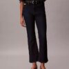 Hoch taillierte, verkürzte Jeans mit ausgestelltem Bein Hoch taillierte, verkürzte Jeans mit ausgestelltem Bein