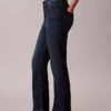Hoch taillierte, verkürzte Jeans mit ausgestelltem Bein Hoch taillierte, verkürzte Jeans mit ausgestelltem Bein