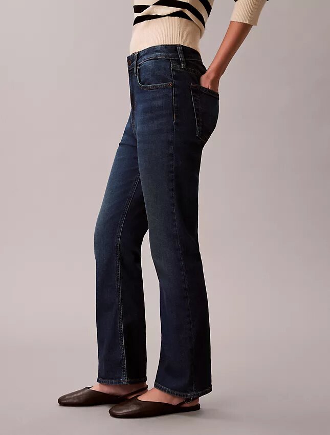 Hoch taillierte, verkürzte Jeans mit ausgestelltem Bein Hoch taillierte, verkürzte Jeans mit ausgestelltem Bein