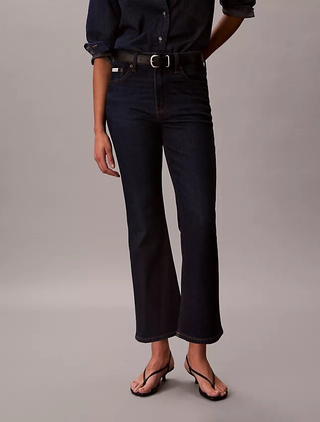 Hoch taillierte, verkürzte Jeans mit ausgestelltem Bein Hoch taillierte, verkürzte Jeans mit ausgestelltem Bein