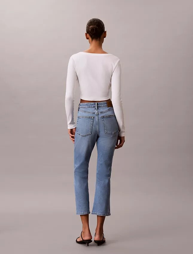 Hoch taillierte, verkürzte Jeans mit ausgestelltem Bein Hoch taillierte, verkürzte Jeans mit ausgestelltem Bein