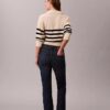 Hoch taillierte, verkürzte Jeans mit ausgestelltem Bein Hoch taillierte, verkürzte Jeans mit ausgestelltem Bein