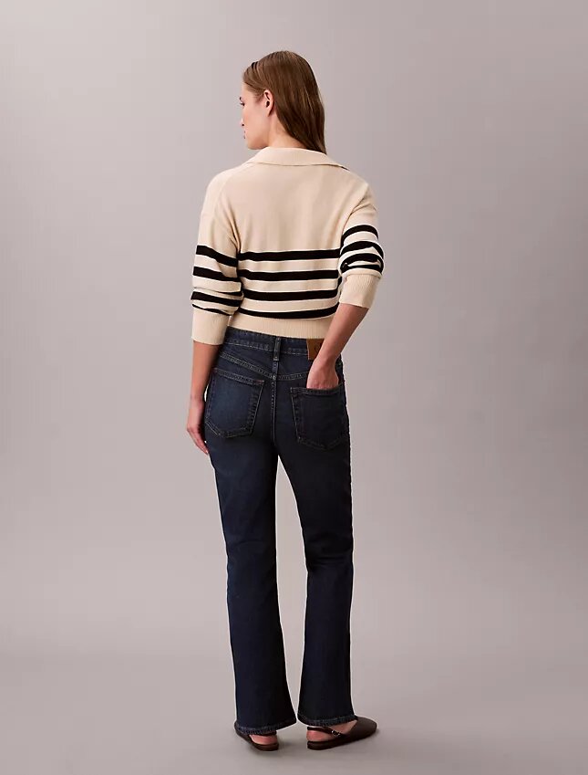 Hoch taillierte, verkürzte Jeans mit ausgestelltem Bein Hoch taillierte, verkürzte Jeans mit ausgestelltem Bein