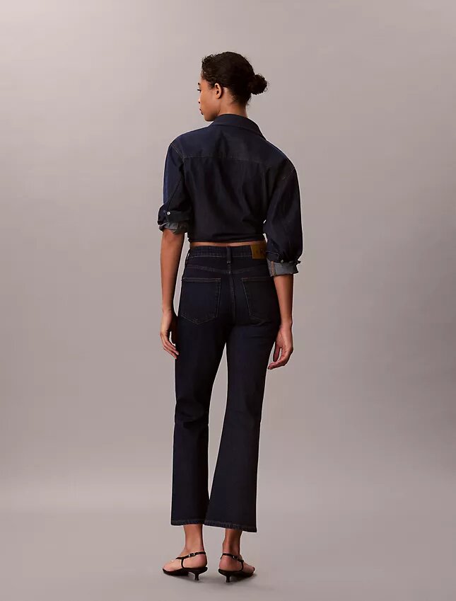 Hoch taillierte, verkürzte Jeans mit ausgestelltem Bein Hoch taillierte, verkürzte Jeans mit ausgestelltem Bein