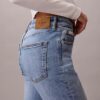 Hoch taillierte, verkürzte Jeans mit ausgestelltem Bein Hoch taillierte, verkürzte Jeans mit ausgestelltem Bein