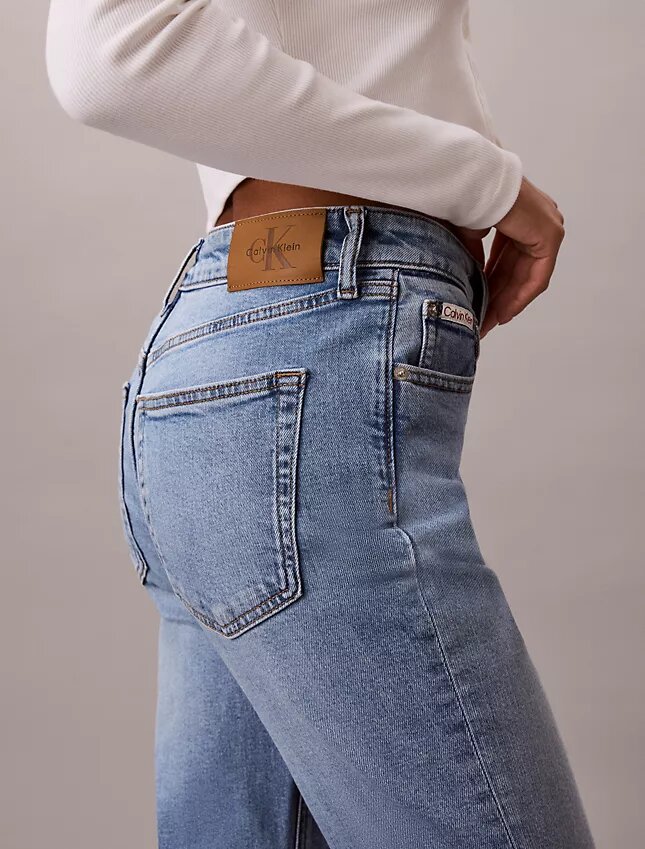 Hoch taillierte, verkürzte Jeans mit ausgestelltem Bein Hoch taillierte, verkürzte Jeans mit ausgestelltem Bein