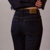 Hoch taillierte, verkürzte Jeans mit ausgestelltem Bein Hoch taillierte, verkürzte Jeans mit ausgestelltem Bein