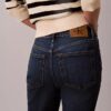 Hoch taillierte, verkürzte Jeans mit ausgestelltem Bein Hoch taillierte, verkürzte Jeans mit ausgestelltem Bein