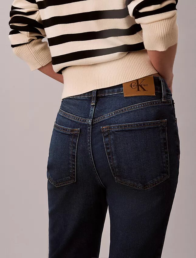 Hoch taillierte, verkürzte Jeans mit ausgestelltem Bein Hoch taillierte, verkürzte Jeans mit ausgestelltem Bein