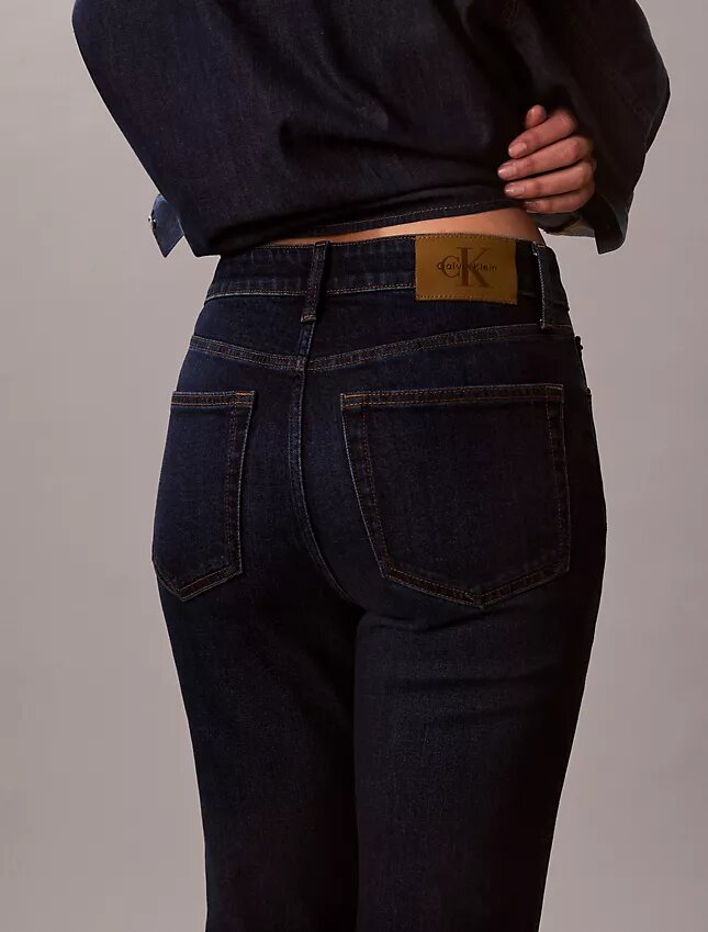 Hoch taillierte, verkürzte Jeans mit ausgestelltem Bein Hoch taillierte, verkürzte Jeans mit ausgestelltem Bein