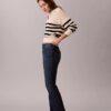 Hoch taillierte, verkürzte Jeans mit ausgestelltem Bein Hoch taillierte, verkürzte Jeans mit ausgestelltem Bein
