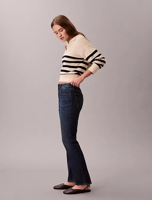 Hoch taillierte, verkürzte Jeans mit ausgestelltem Bein Hoch taillierte, verkürzte Jeans mit ausgestelltem Bein