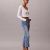 Hoch taillierte, verkürzte Jeans mit ausgestelltem Bein Hoch taillierte, verkürzte Jeans mit ausgestelltem Bein