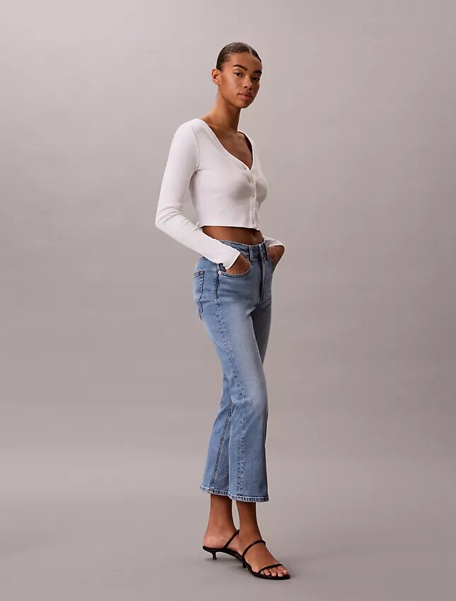 Hoch taillierte, verkürzte Jeans mit ausgestelltem Bein Hoch taillierte, verkürzte Jeans mit ausgestelltem Bein