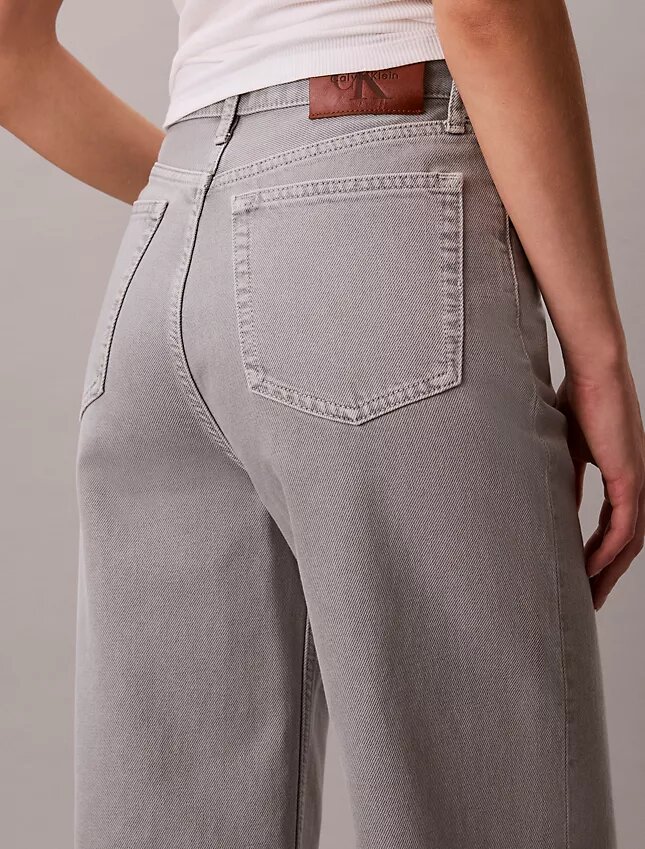 Jeans mit superhohem Bund und weitem Bein Jeans mit superhohem Bund und weitem Bein