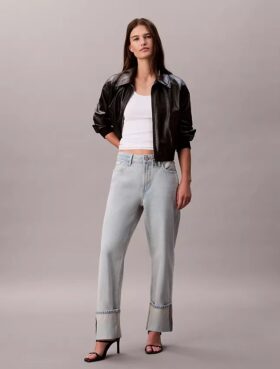 Jeans mit weitem Saum und lockerer Passform