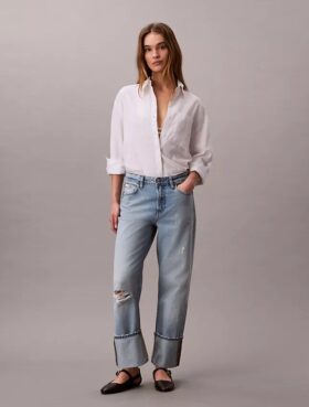 Jeans mit weitem Saum und lockerer Passform