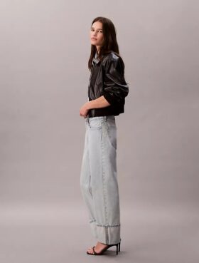 Jeans mit weitem Saum und lockerer Passform