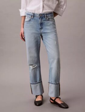 Jeans mit weitem Saum und lockerer Passform