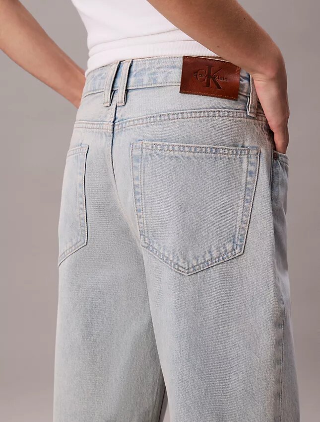 Jeans mit weitem Saum und lockerer Passform Jeans mit weitem Saum und lockerer Passform