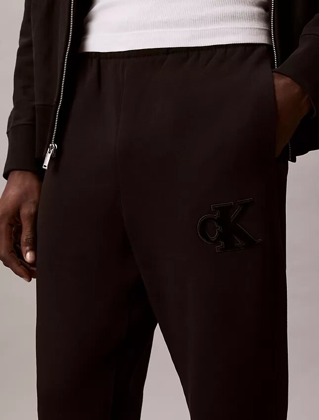Jogginghose mit Monogram-Aufnäher aus Fleece Jogginghose mit Monogram-Aufnäher aus Fleece