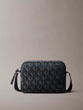 Kameratasche mit durchgehendem Monogram-Muster