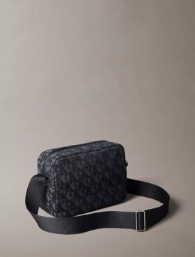 Kameratasche mit durchgehendem Monogram-Muster