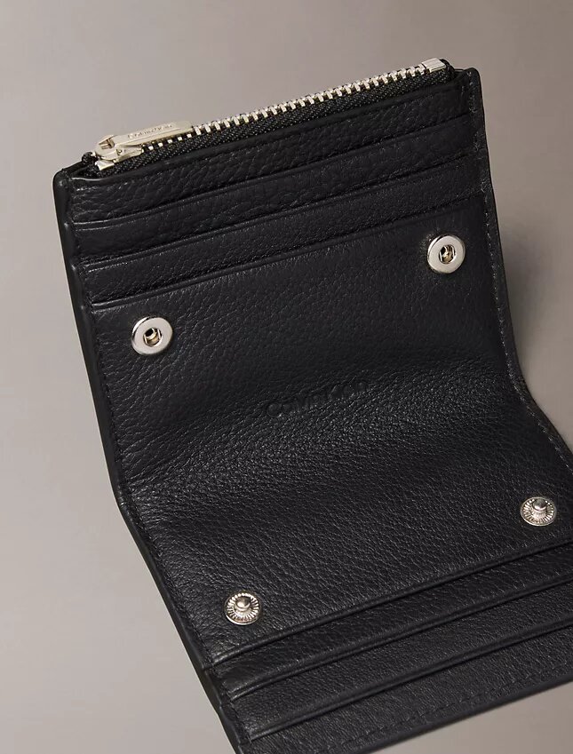 Kartenetui aus Leder mit Kieselstruktur Kartenetui aus Leder mit Kieselstruktur