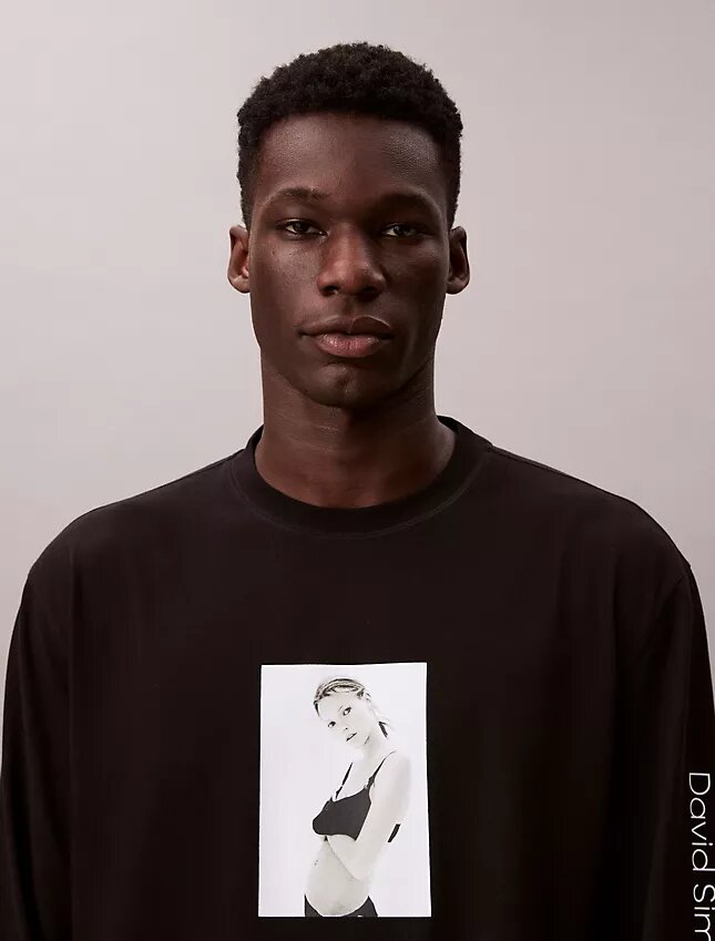 Kate Moss Grafik-T-Shirt mit langen Ärmeln in lockerer Passform Kate Moss Grafik-T-Shirt mit langen Ärmeln in lockerer Passform