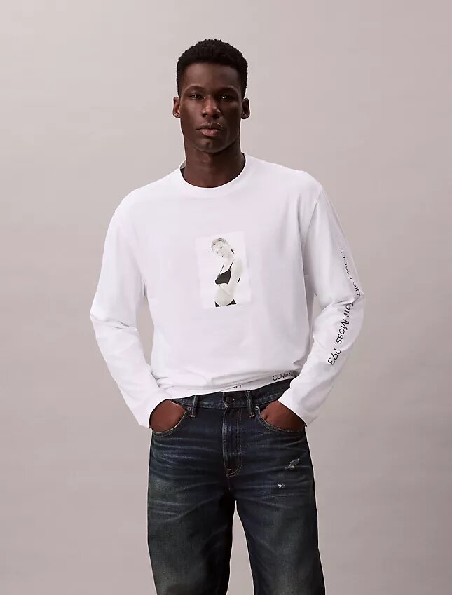 Kate Moss Grafik-T-Shirt mit langen Ärmeln in lockerer Passform Kate Moss Grafik-T-Shirt mit langen Ärmeln in lockerer Passform