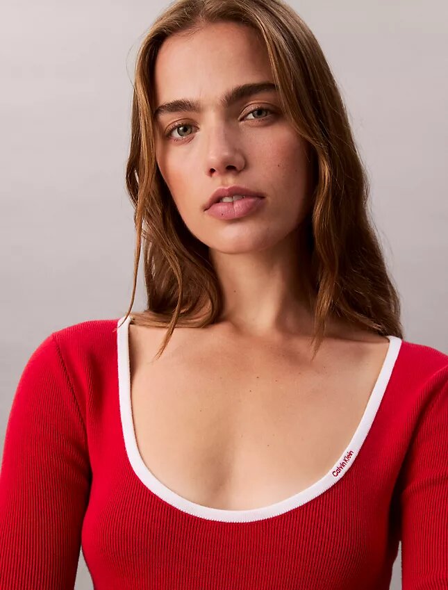 Klassischer Pullover aus Baumwollmischung mit U-Ausschnitt Klassischer Pullover aus Baumwollmischung mit U-Ausschnitt
