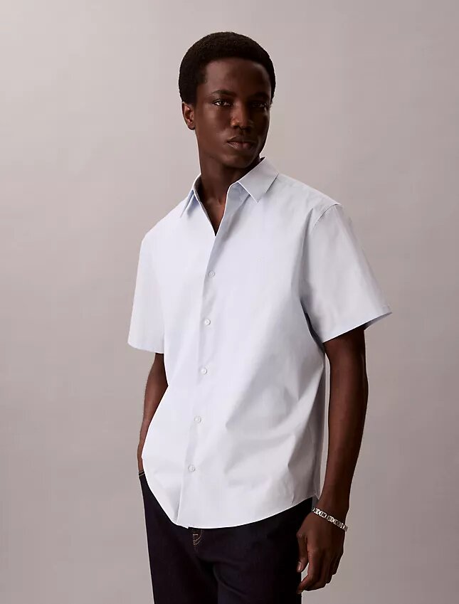 Klassisches Button-Down-Hemd aus Cotton Stretch-Baumwolle Klassisches Button-Down-Hemd aus Cotton Stretch-Baumwolle