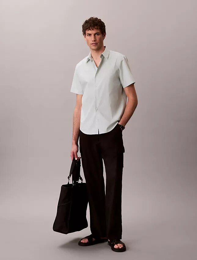 Klassisches Button-Down-Hemd aus Cotton Stretch-Baumwolle Klassisches Button-Down-Hemd aus Cotton Stretch-Baumwolle