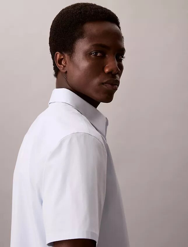 Klassisches Button-Down-Hemd aus Cotton Stretch-Baumwolle Klassisches Button-Down-Hemd aus Cotton Stretch-Baumwolle