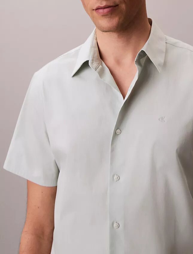 Klassisches Button-Down-Hemd aus Cotton Stretch-Baumwolle Klassisches Button-Down-Hemd aus Cotton Stretch-Baumwolle