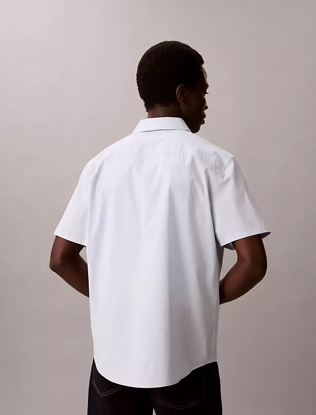 Klassisches Button-Down-Hemd aus Cotton Stretch-Baumwolle Klassisches Button-Down-Hemd aus Cotton Stretch-Baumwolle
