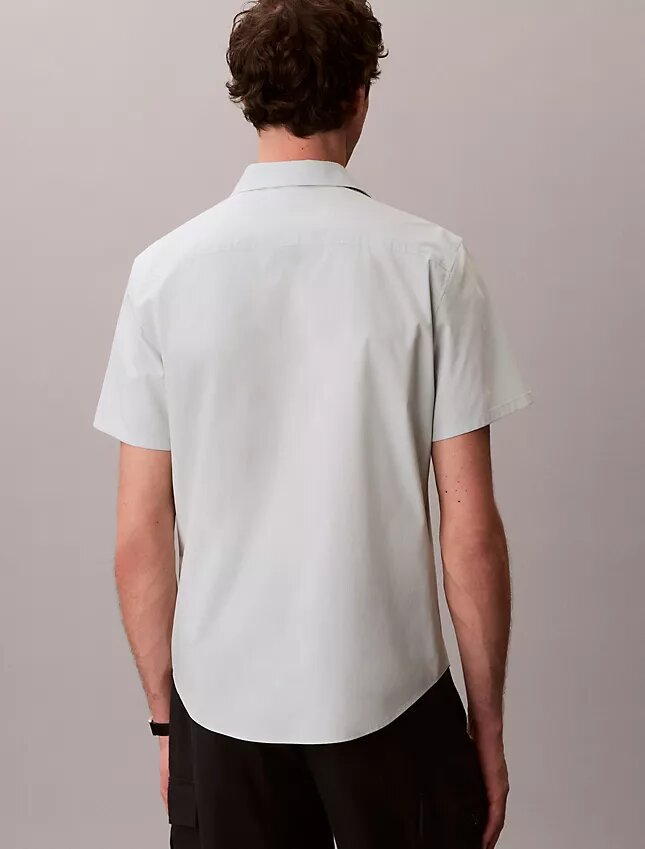 Klassisches Button-Down-Hemd aus Cotton Stretch-Baumwolle Klassisches Button-Down-Hemd aus Cotton Stretch-Baumwolle