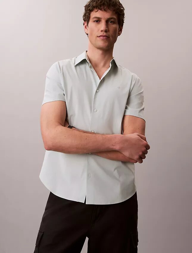 Klassisches Button-Down-Hemd aus Cotton Stretch-Baumwolle Klassisches Button-Down-Hemd aus Cotton Stretch-Baumwolle
