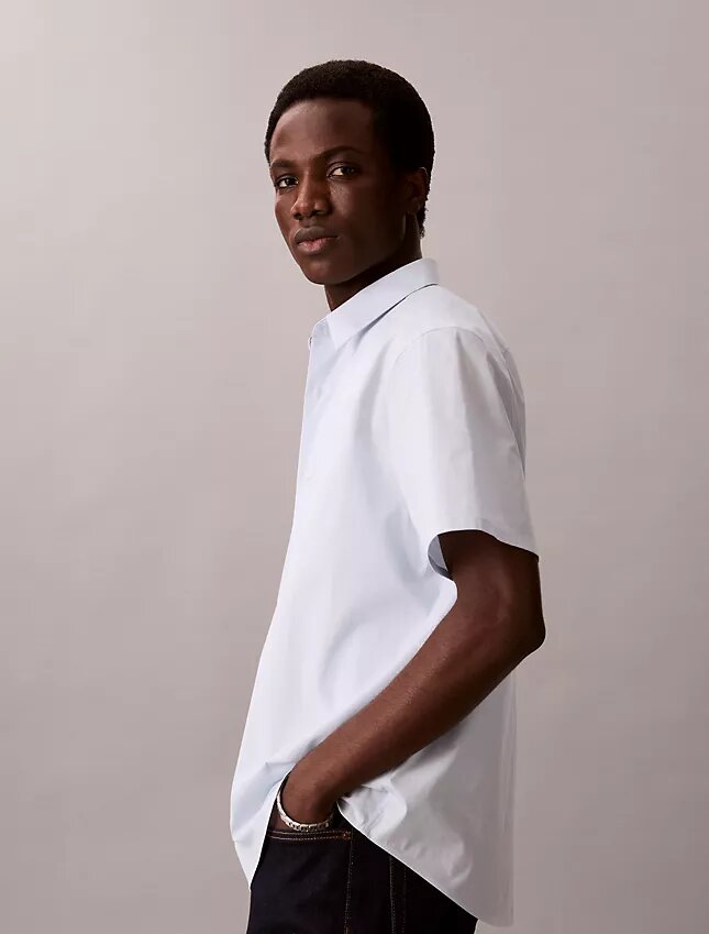 Klassisches Button-Down-Hemd aus Cotton Stretch-Baumwolle Klassisches Button-Down-Hemd aus Cotton Stretch-Baumwolle