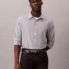 Klassisches Button-Down-Hemd aus garngefärbtem Seersucker mit Streifen Klassisches Button-Down-Hemd aus garngefärbtem Seersucker mit Streifen