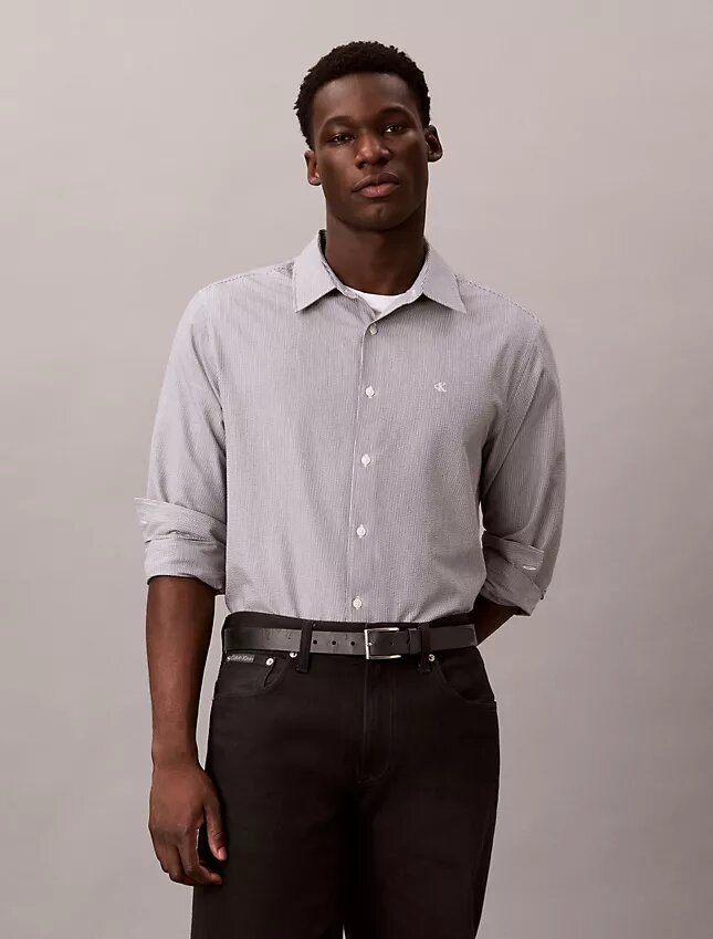 Klassisches Button-Down-Hemd aus garngefärbtem Seersucker mit Streifen Klassisches Button-Down-Hemd aus garngefärbtem Seersucker mit Streifen