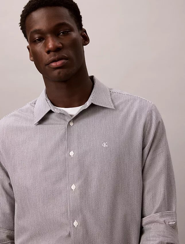 Klassisches Button-Down-Hemd aus garngefärbtem Seersucker mit Streifen Klassisches Button-Down-Hemd aus garngefärbtem Seersucker mit Streifen