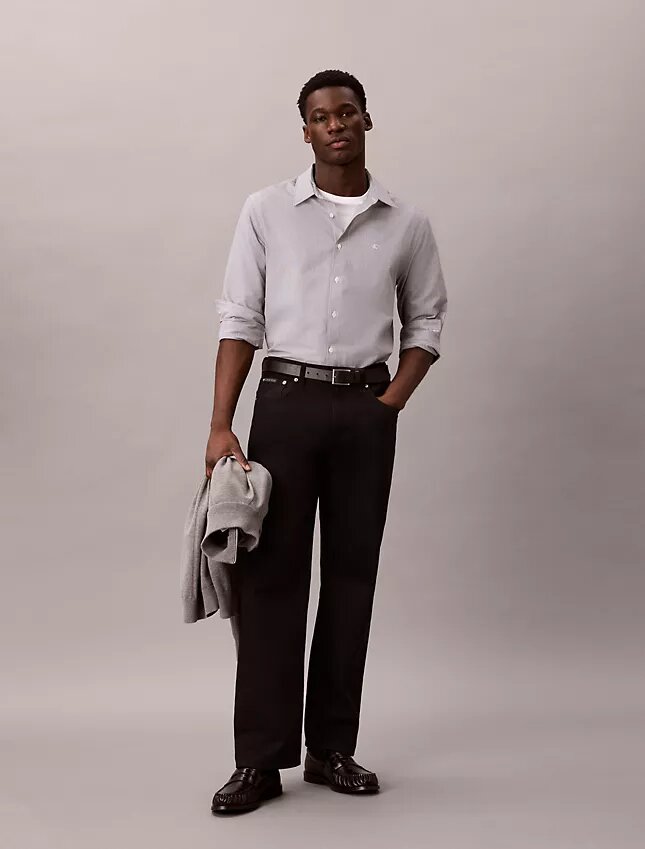 Klassisches Button-Down-Hemd aus garngefärbtem Seersucker mit Streifen Klassisches Button-Down-Hemd aus garngefärbtem Seersucker mit Streifen