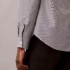 Klassisches Button-Down-Hemd aus garngefärbtem Seersucker mit Streifen Klassisches Button-Down-Hemd aus garngefärbtem Seersucker mit Streifen