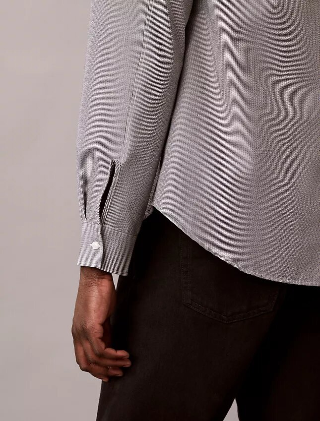 Klassisches Button-Down-Hemd aus garngefärbtem Seersucker mit Streifen Klassisches Button-Down-Hemd aus garngefärbtem Seersucker mit Streifen