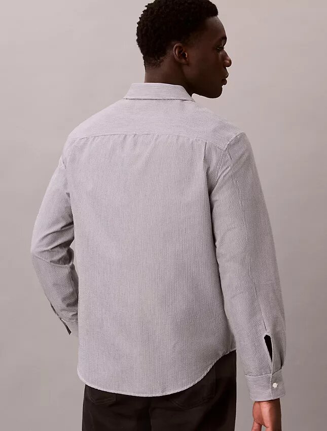 Klassisches Button-Down-Hemd aus garngefärbtem Seersucker mit Streifen Klassisches Button-Down-Hemd aus garngefärbtem Seersucker mit Streifen