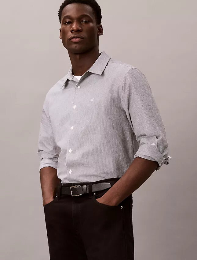 Klassisches Button-Down-Hemd aus garngefärbtem Seersucker mit Streifen Klassisches Button-Down-Hemd aus garngefärbtem Seersucker mit Streifen